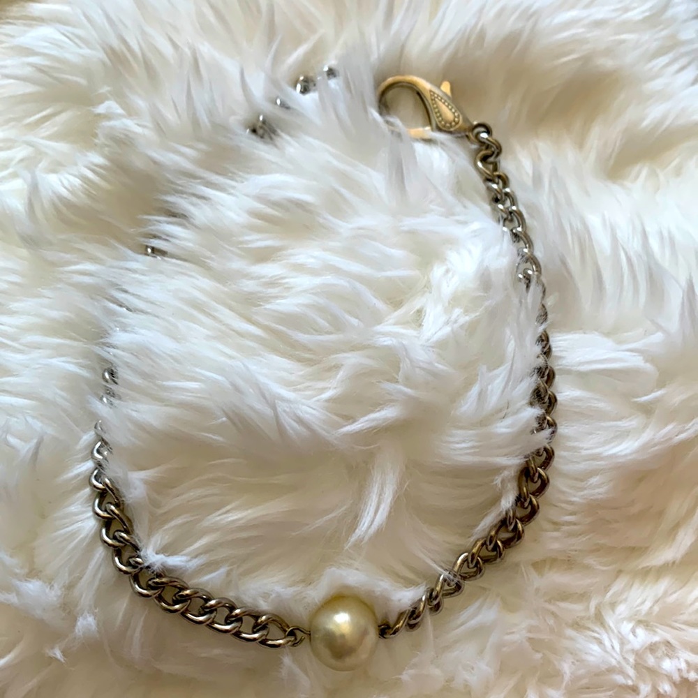 Pearl choker necklace on silver chain with large clasp